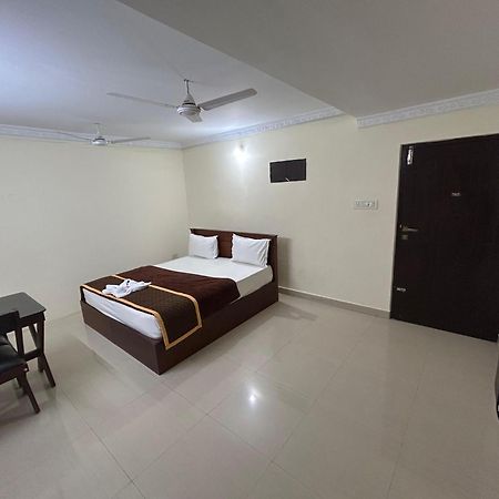 K V Suites Kochi Luaran gambar