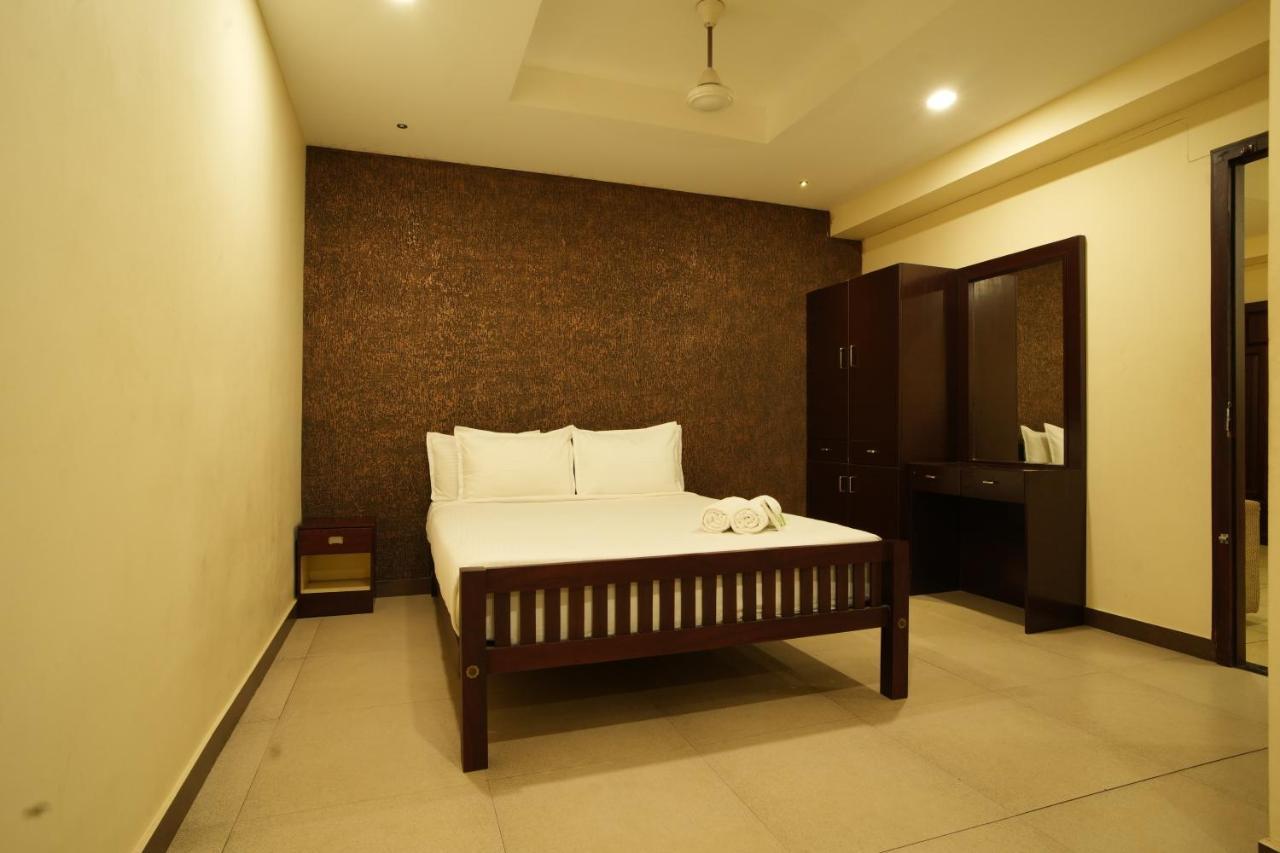 K V Suites Kochi Luaran gambar