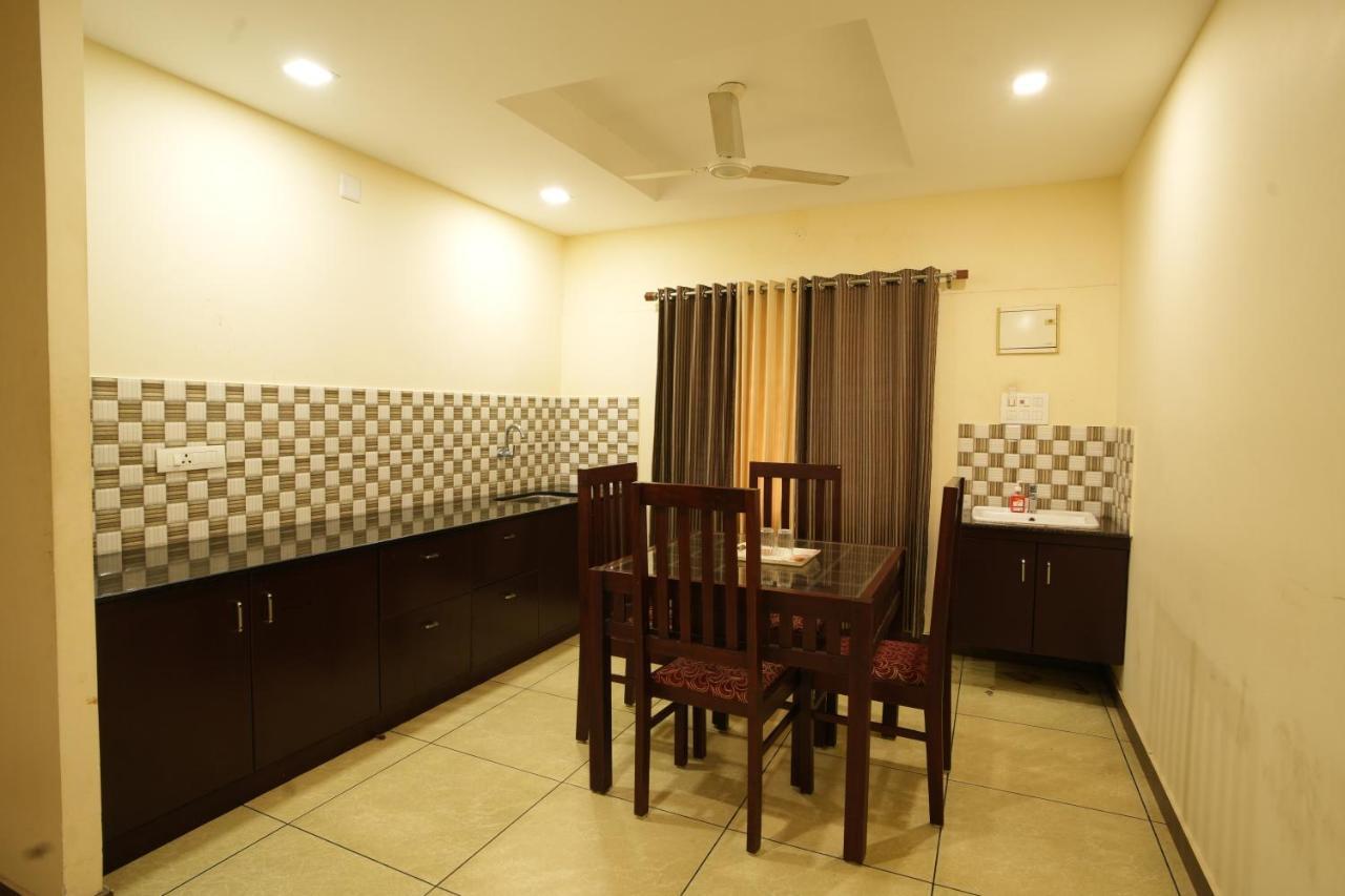 K V Suites Kochi Luaran gambar