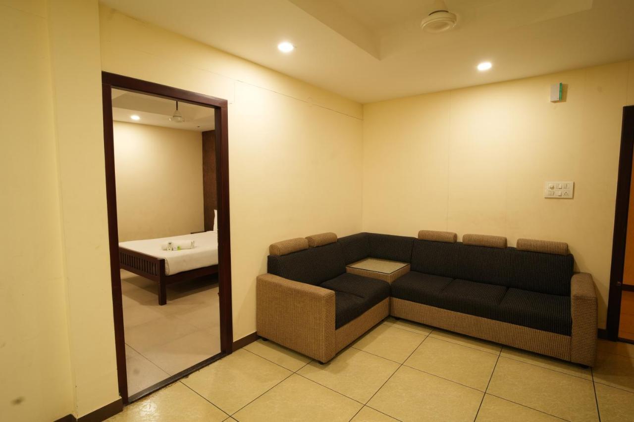 K V Suites Kochi Luaran gambar