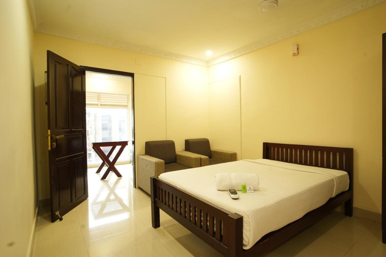 K V Suites Kochi Luaran gambar