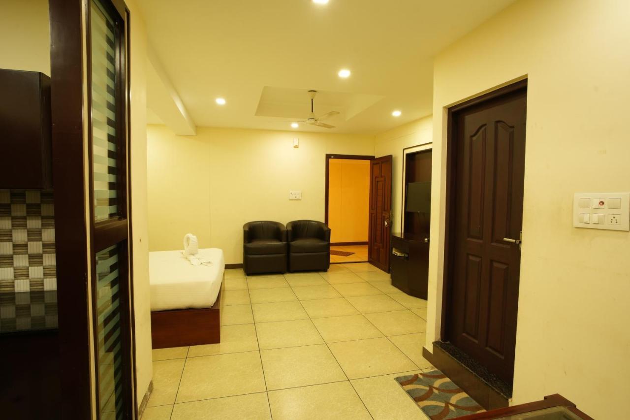 K V Suites Kochi Luaran gambar
