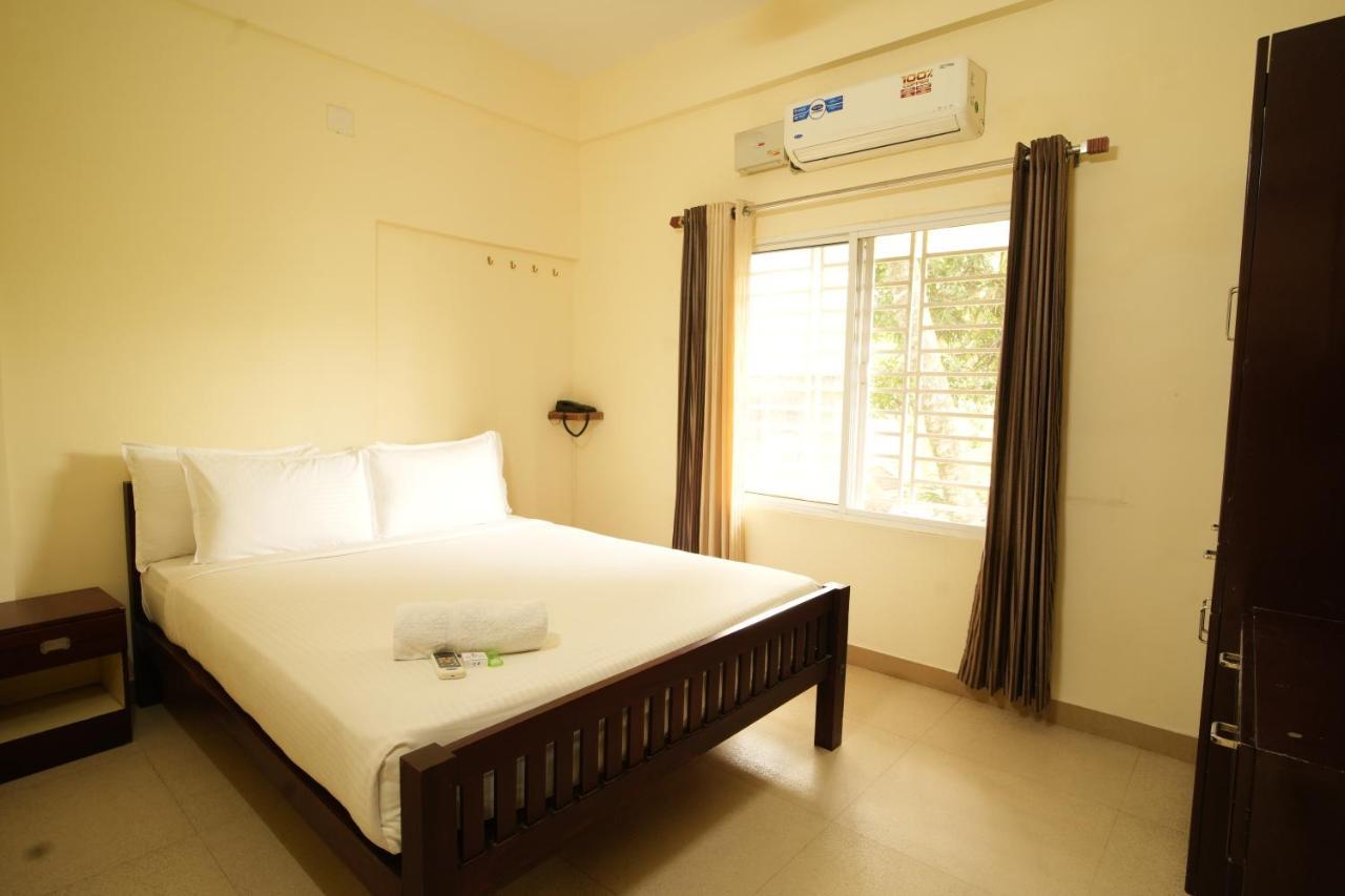 K V Suites Kochi Luaran gambar