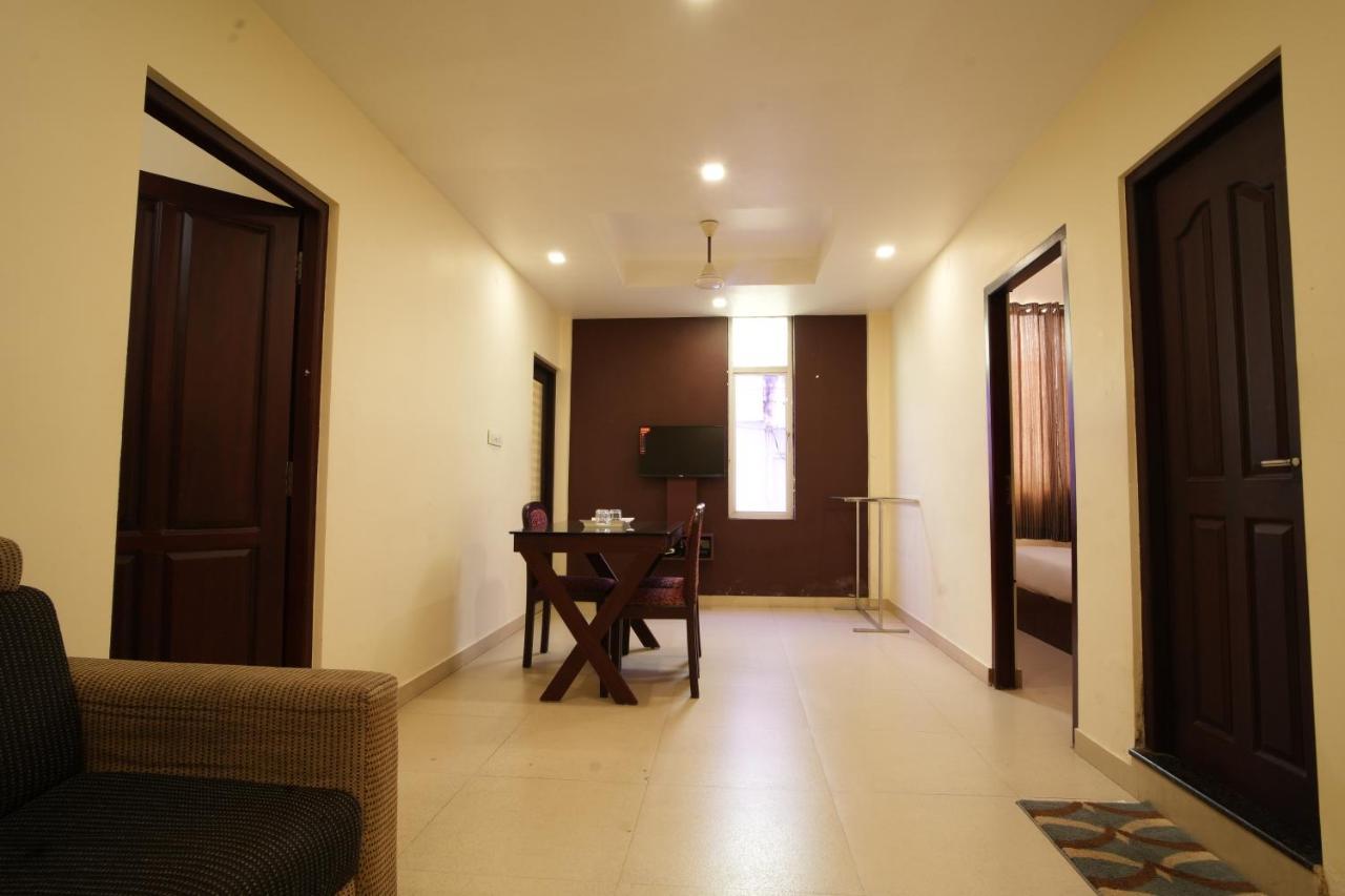 K V Suites Kochi Luaran gambar
