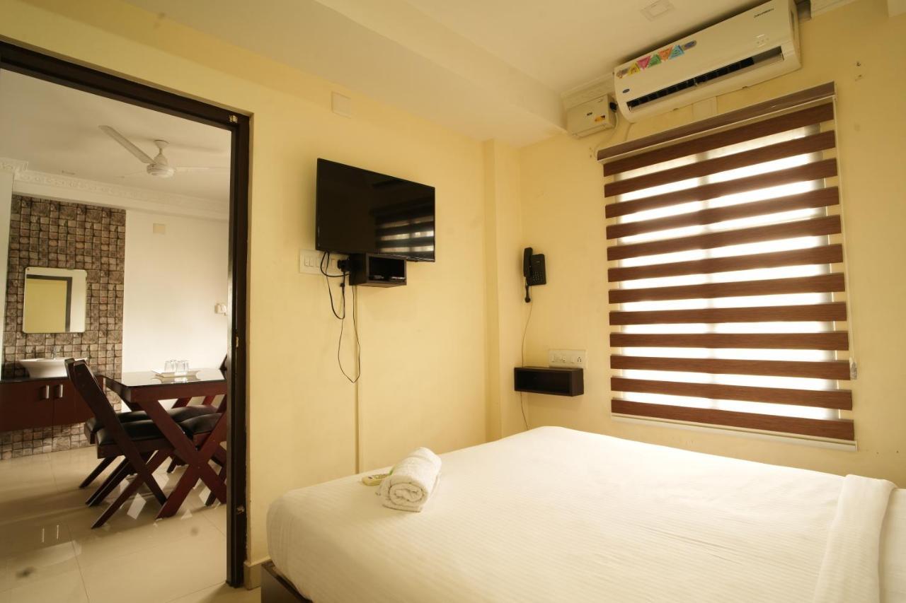 K V Suites Kochi Luaran gambar