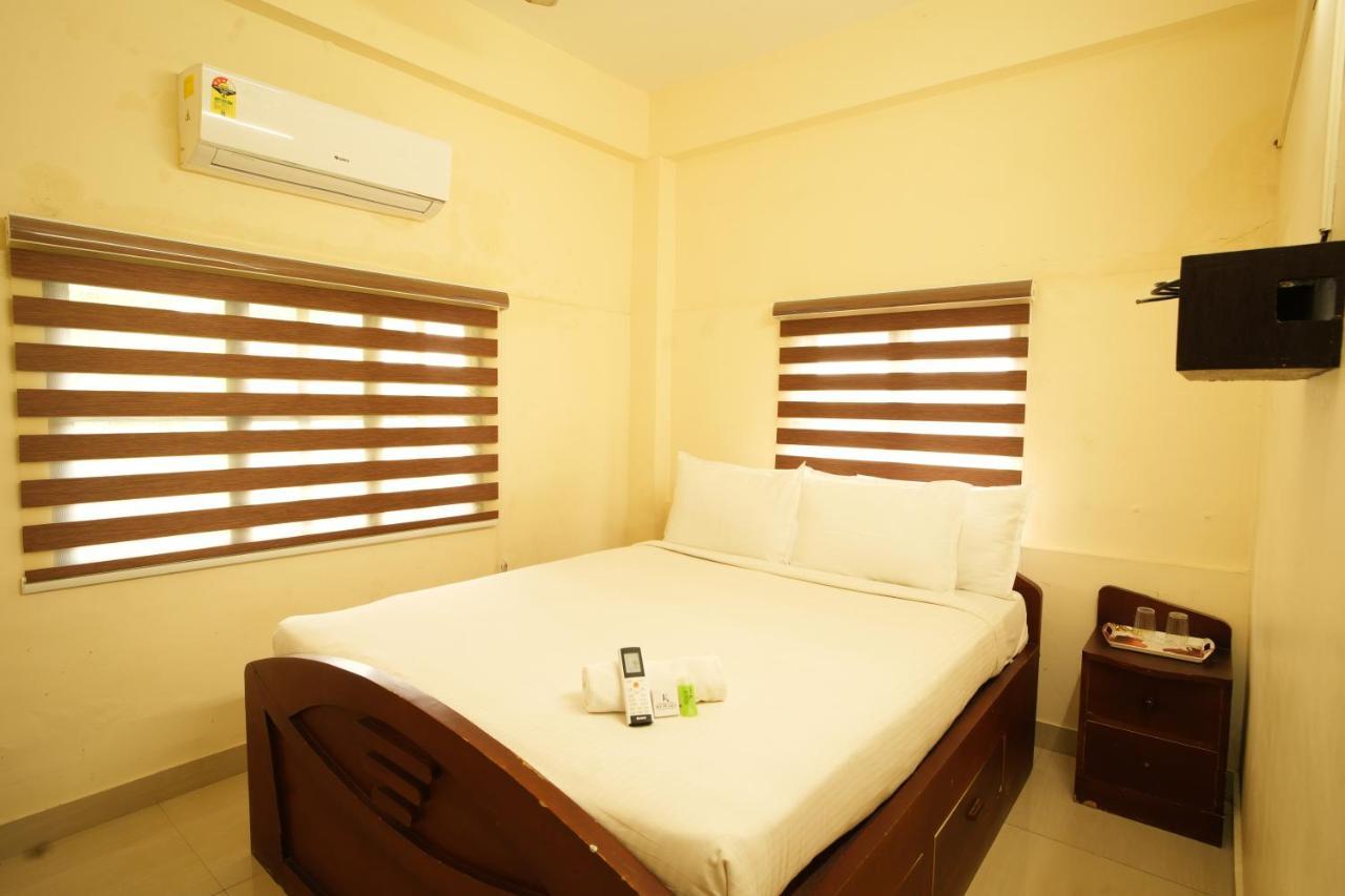 K V Suites Kochi Luaran gambar