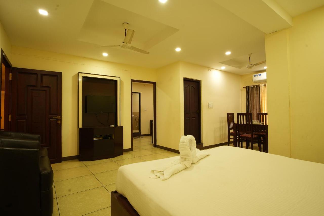 K V Suites Kochi Luaran gambar