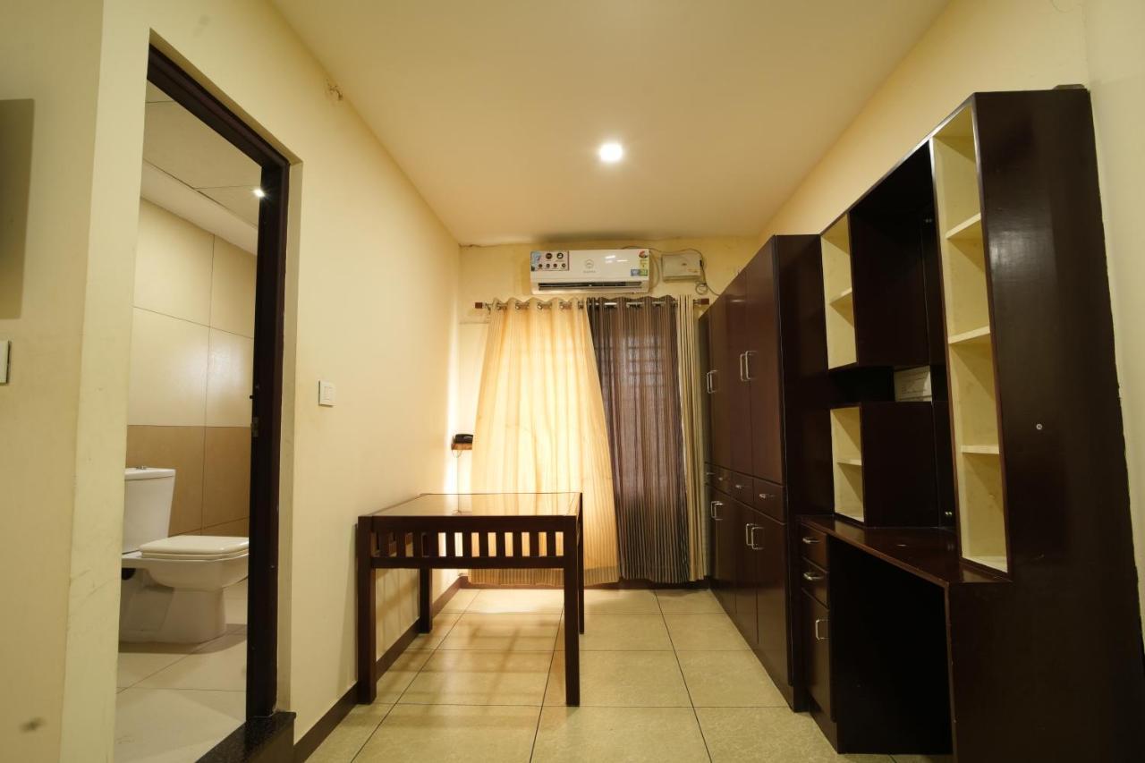 K V Suites Kochi Luaran gambar
