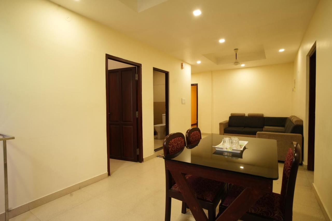 K V Suites Kochi Luaran gambar