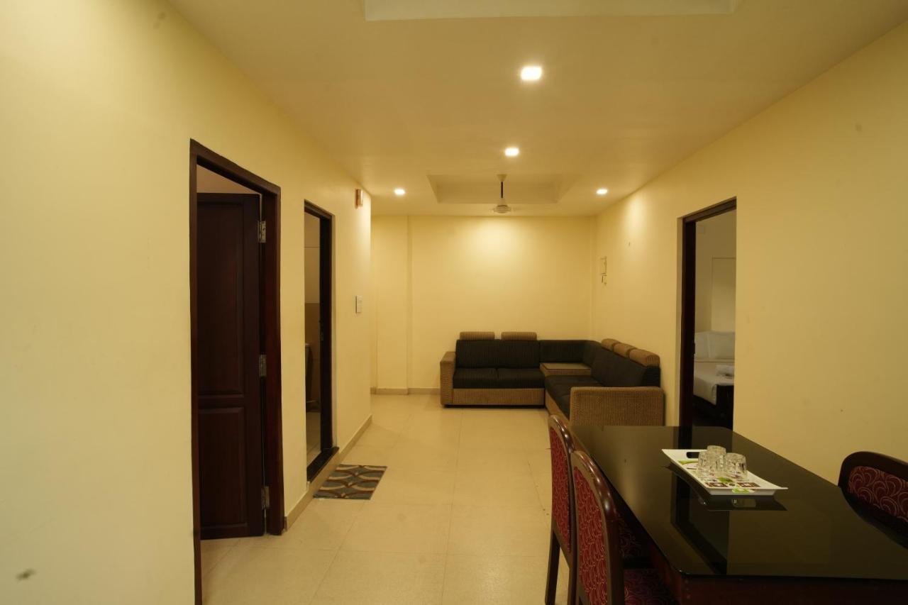 K V Suites Kochi Luaran gambar