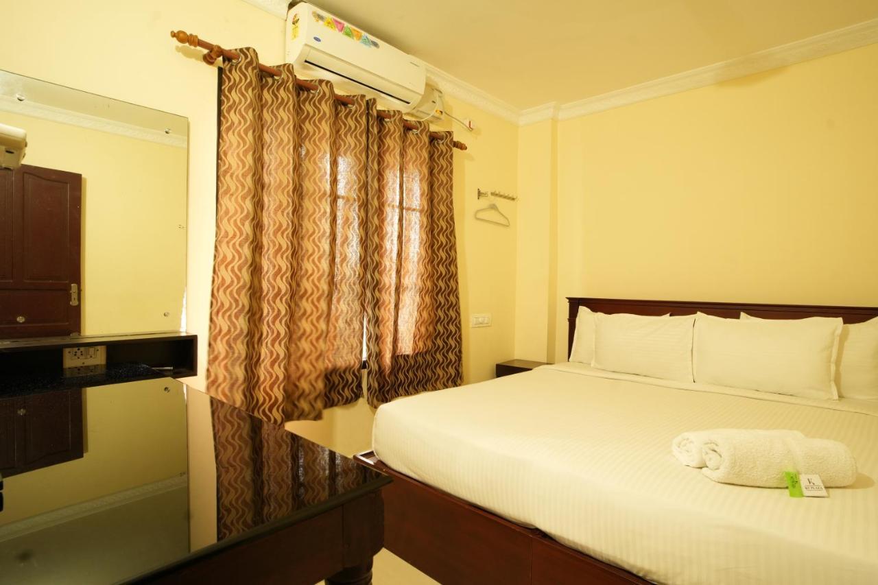 K V Suites Kochi Luaran gambar