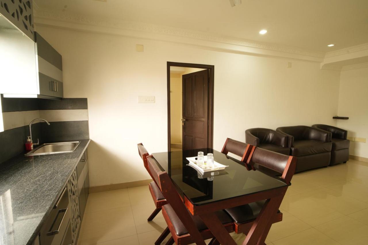 K V Suites Kochi Luaran gambar