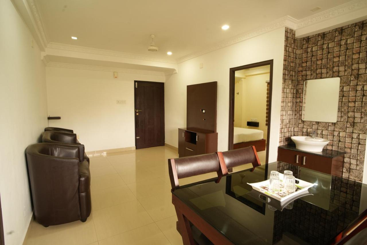 K V Suites Kochi Luaran gambar