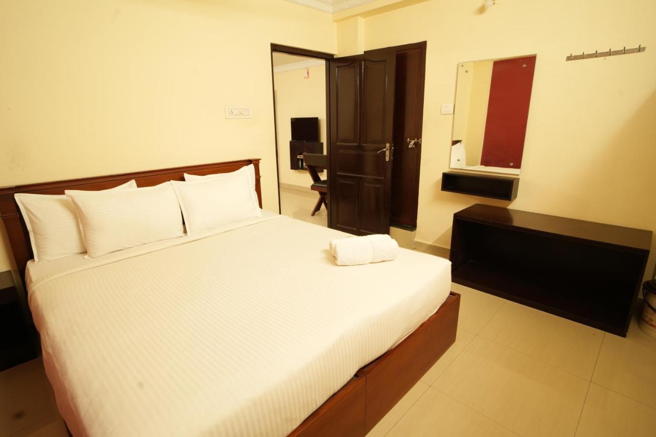 K V Suites Kochi Luaran gambar