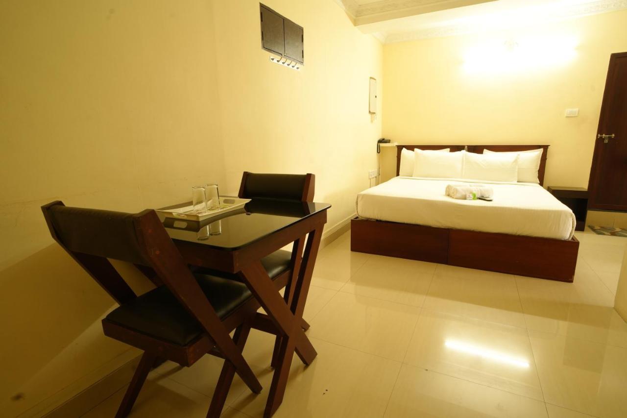K V Suites Kochi Luaran gambar