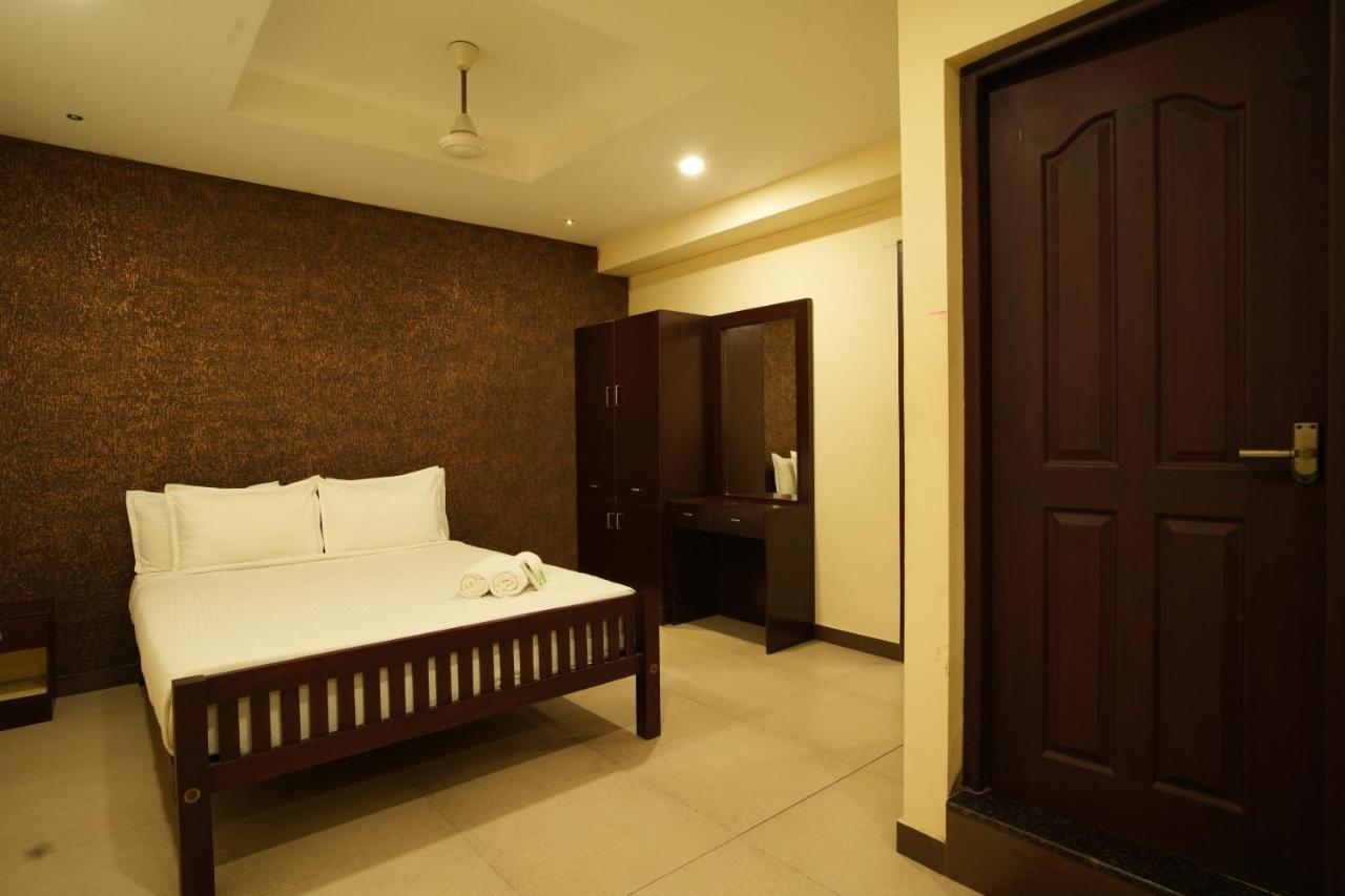 K V Suites Kochi Luaran gambar
