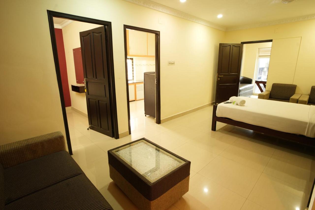 K V Suites Kochi Luaran gambar