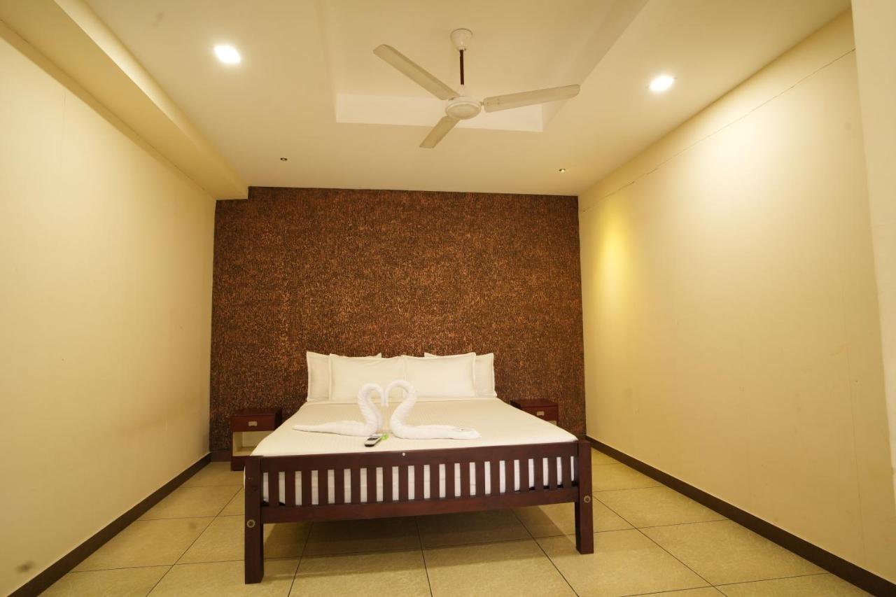 K V Suites Kochi Luaran gambar