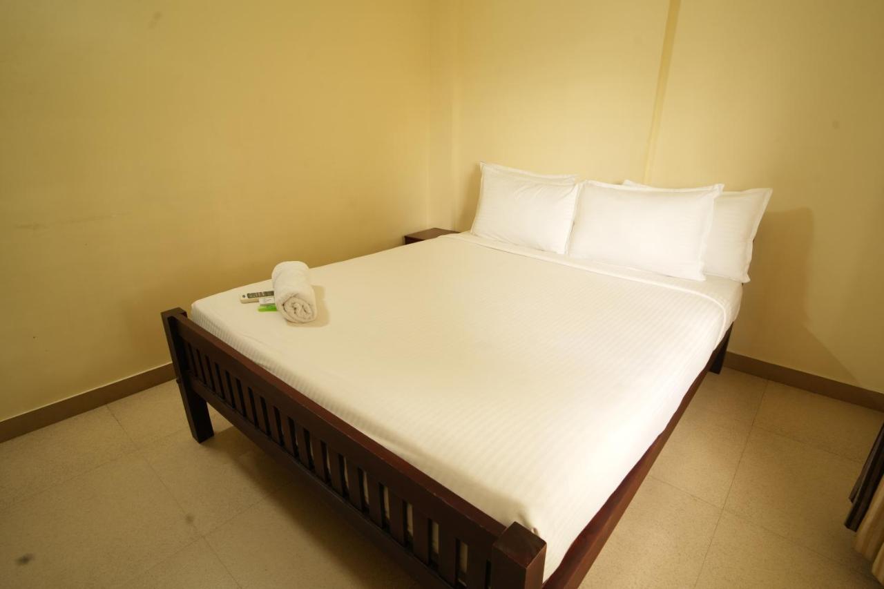K V Suites Kochi Luaran gambar