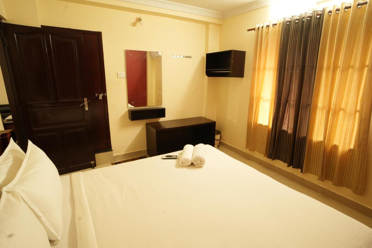 K V Suites Kochi Luaran gambar