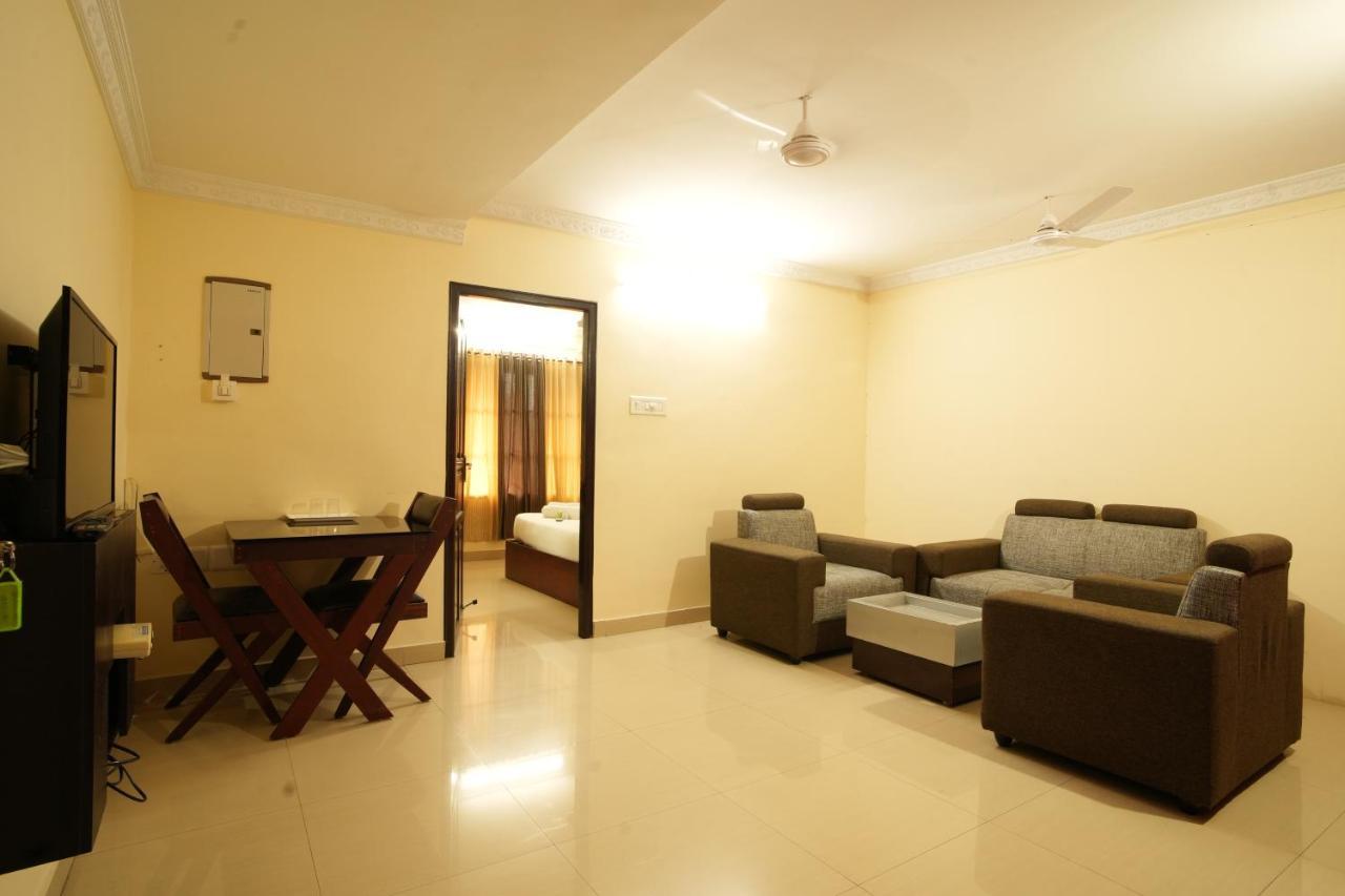 K V Suites Kochi Luaran gambar