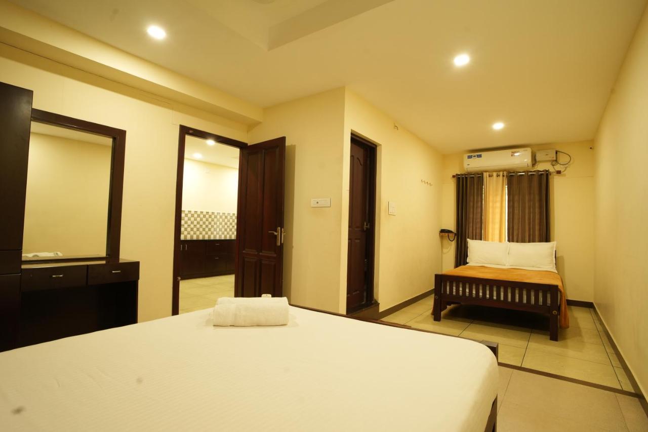 K V Suites Kochi Luaran gambar