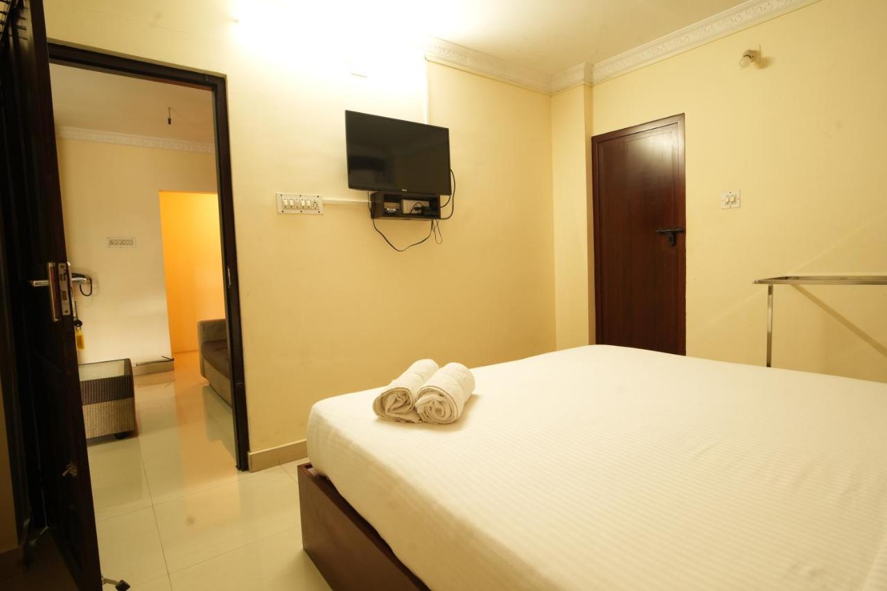 K V Suites Kochi Luaran gambar
