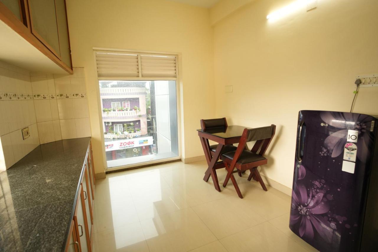 K V Suites Kochi Luaran gambar