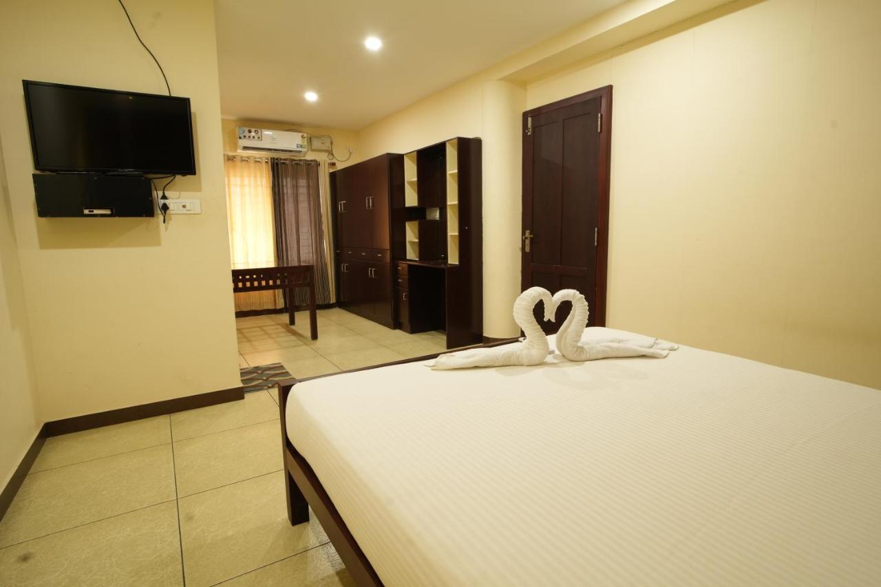 K V Suites Kochi Luaran gambar