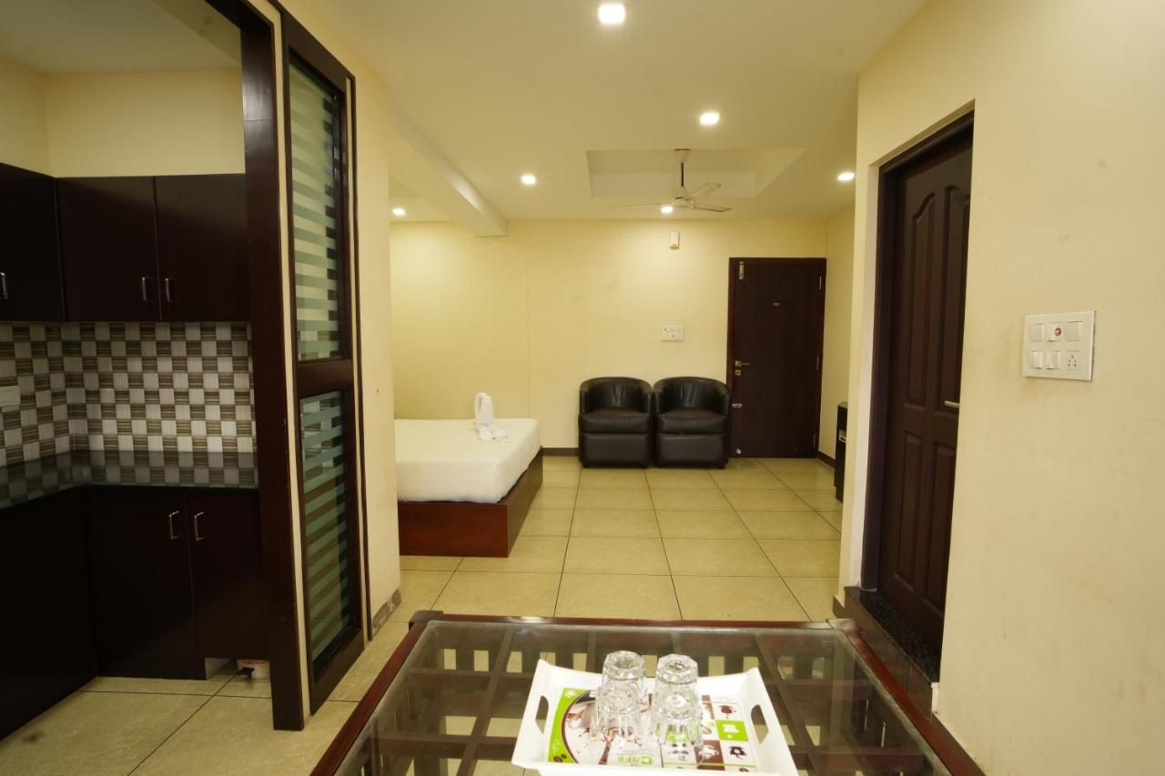 K V Suites Kochi Luaran gambar