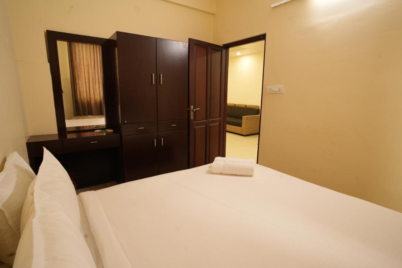 K V Suites Kochi Luaran gambar