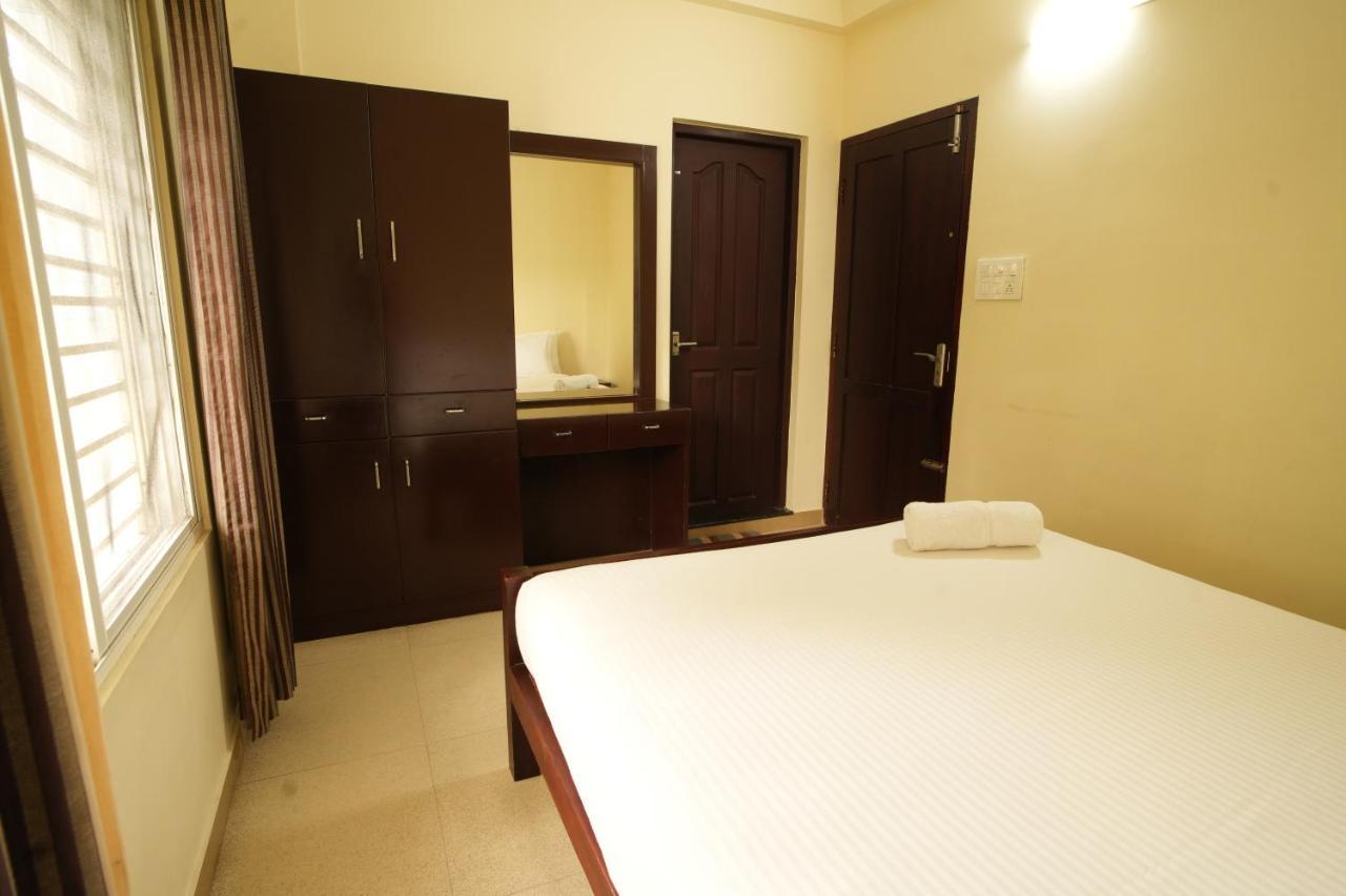 K V Suites Kochi Luaran gambar