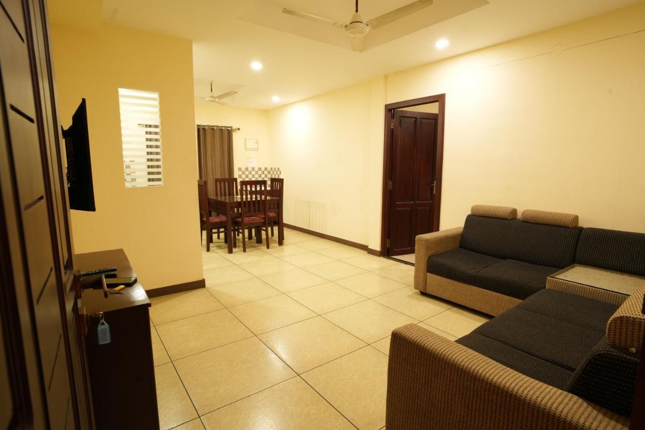 K V Suites Kochi Luaran gambar