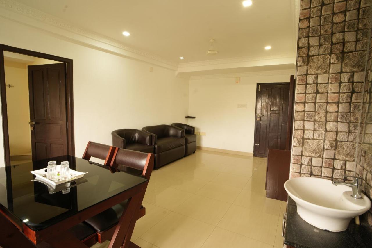 K V Suites Kochi Luaran gambar