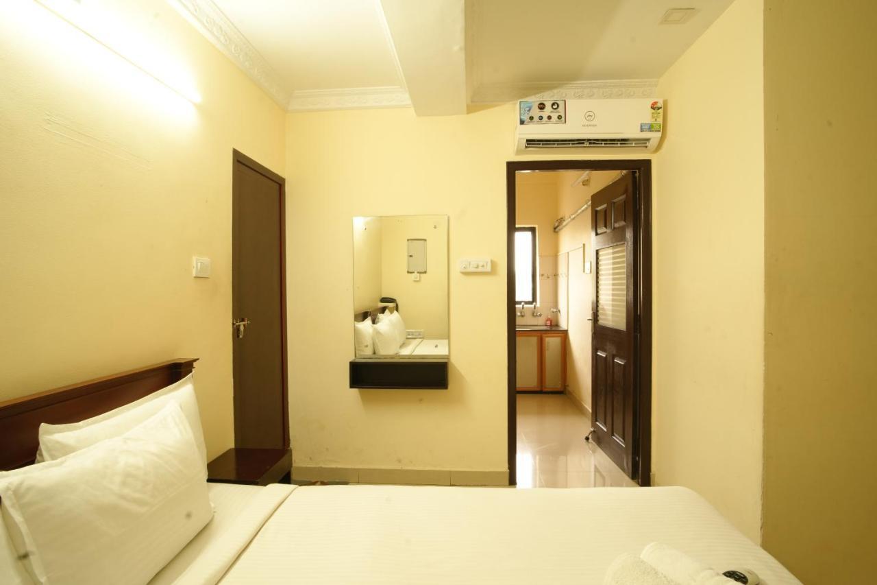 K V Suites Kochi Luaran gambar