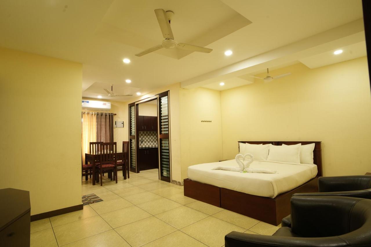 K V Suites Kochi Luaran gambar