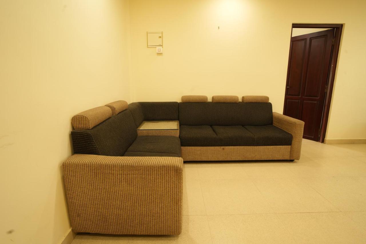 K V Suites Kochi Luaran gambar