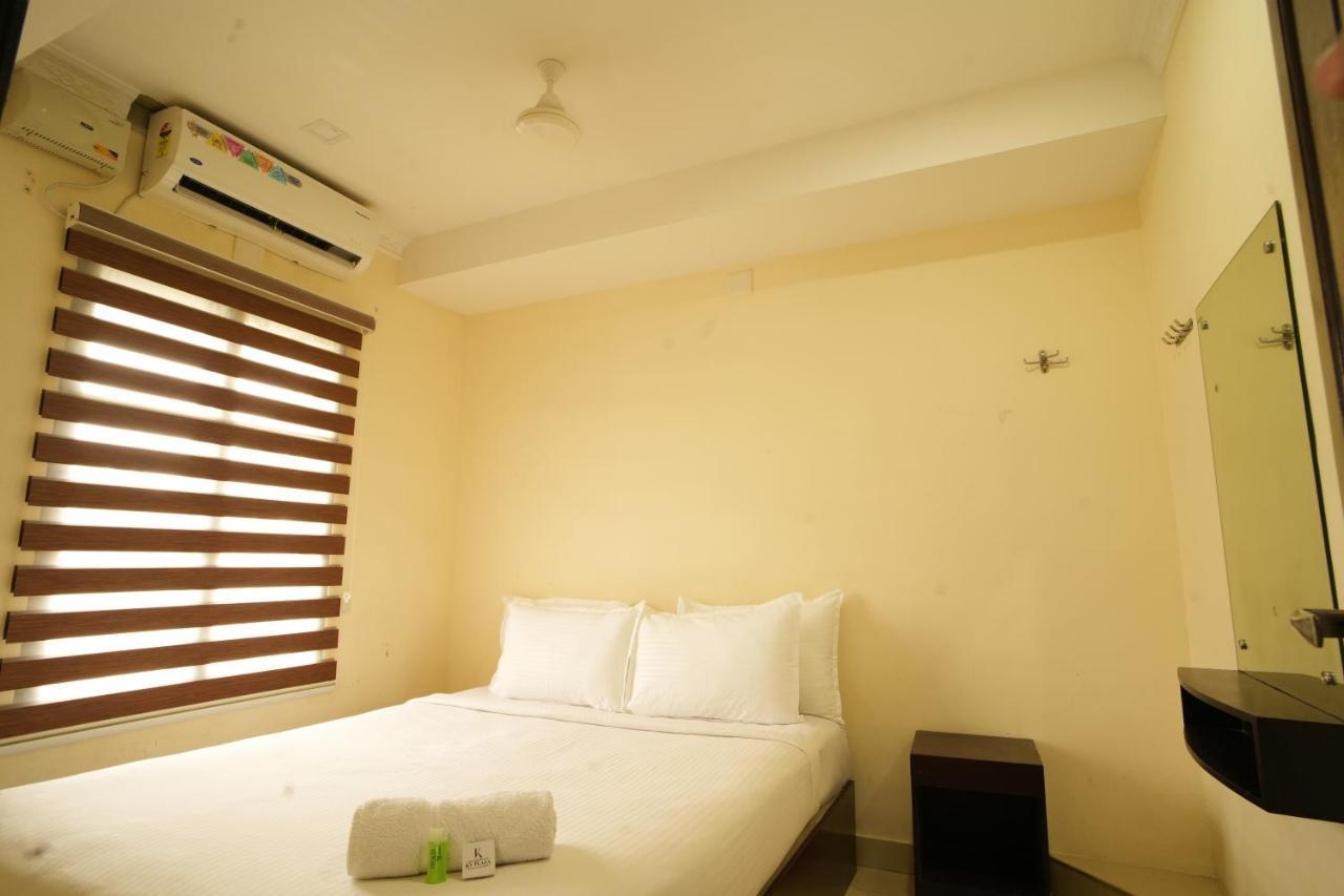 K V Suites Kochi Luaran gambar
