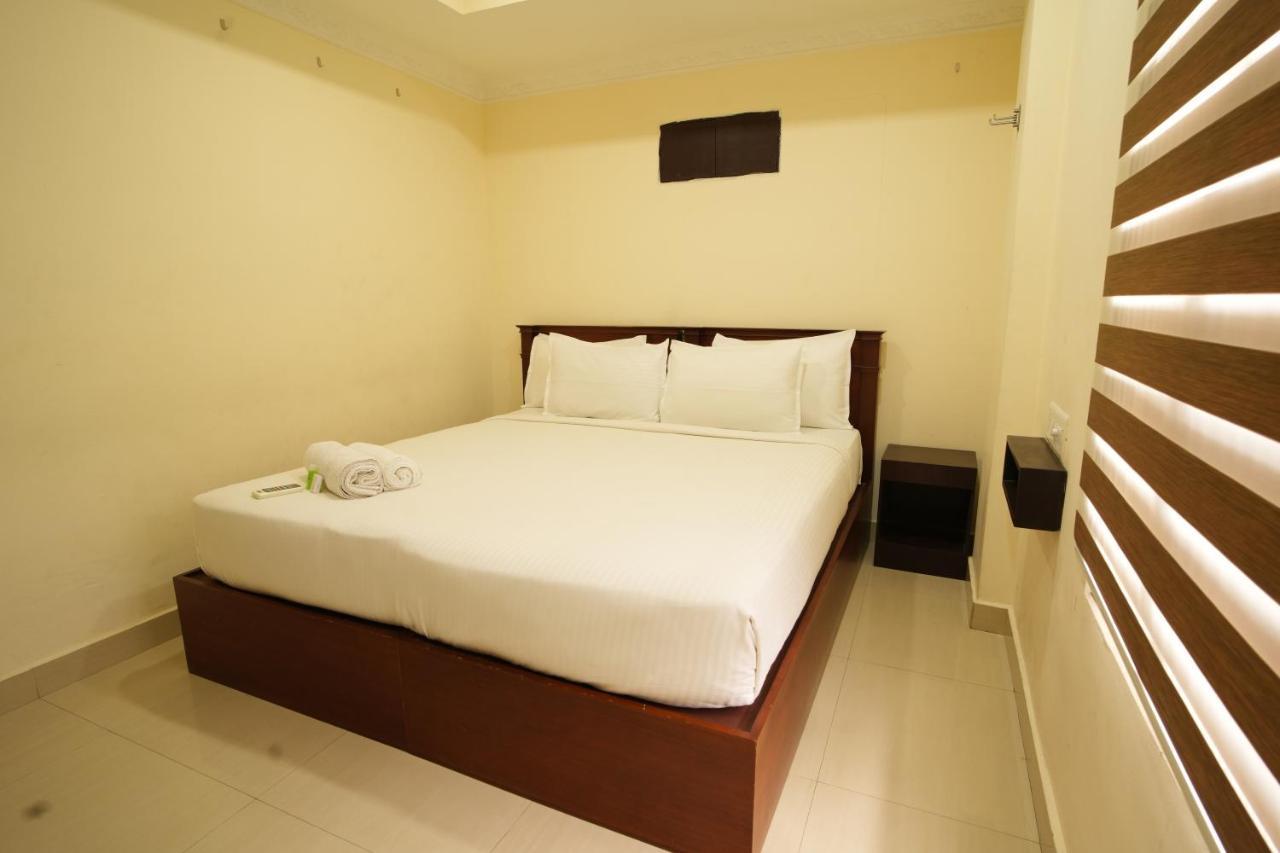 K V Suites Kochi Luaran gambar