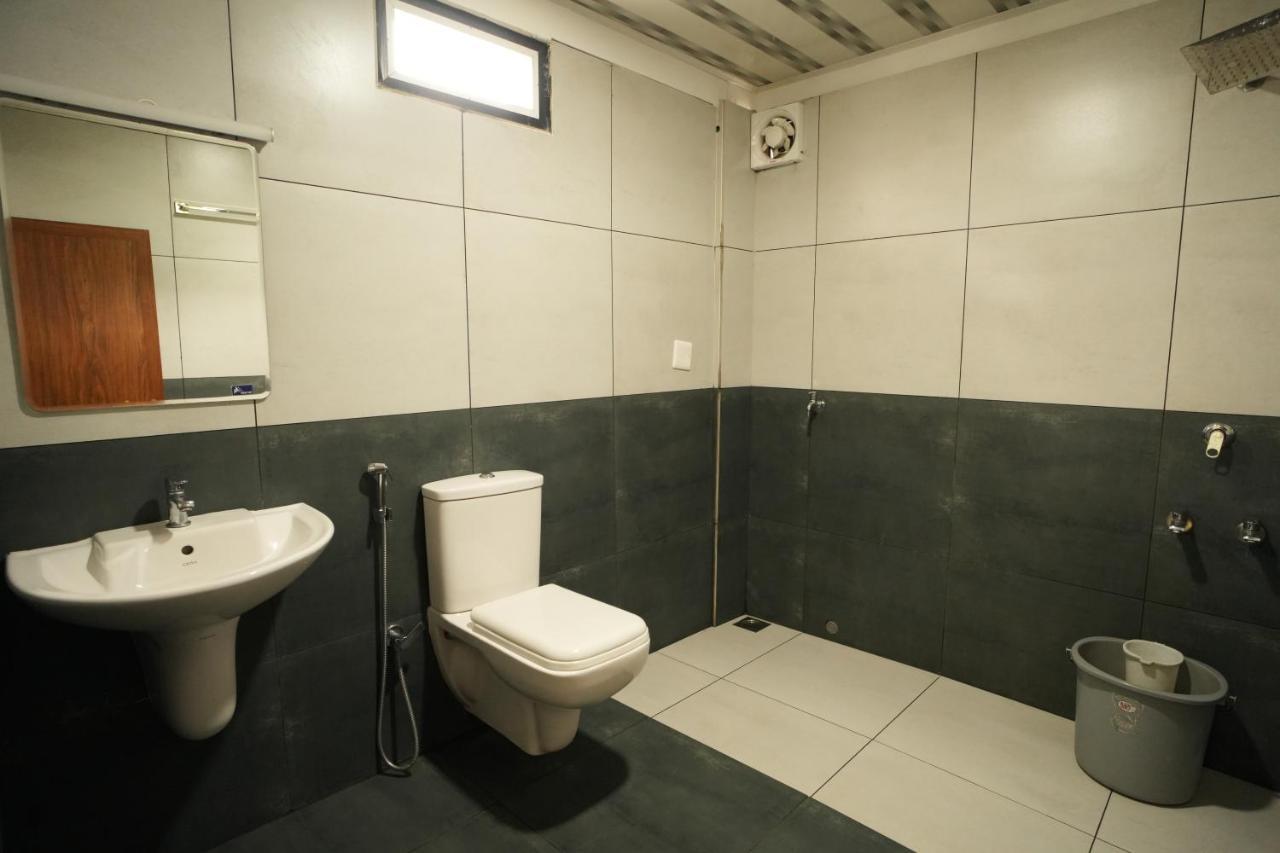 K V Suites Kochi Luaran gambar