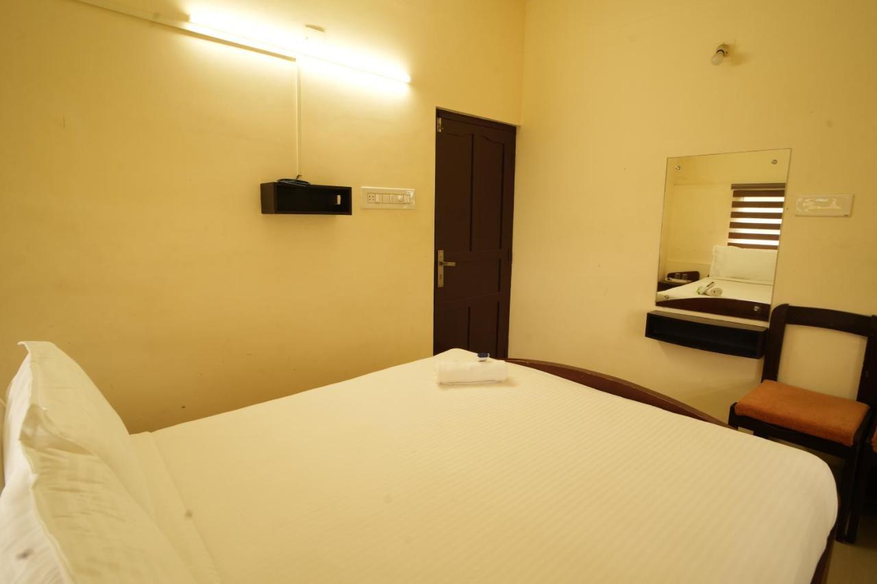 K V Suites Kochi Luaran gambar