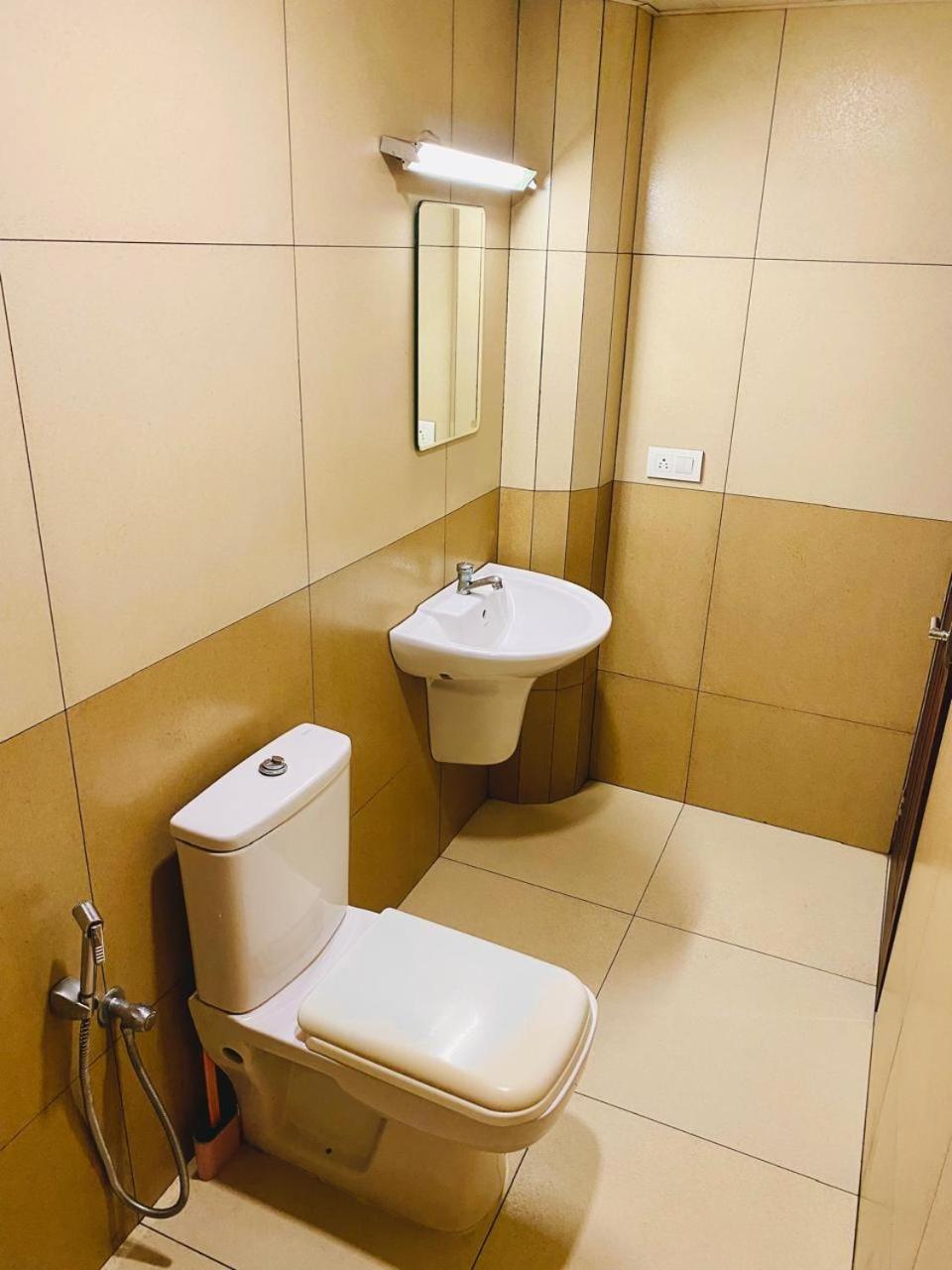 K V Suites Kochi Luaran gambar