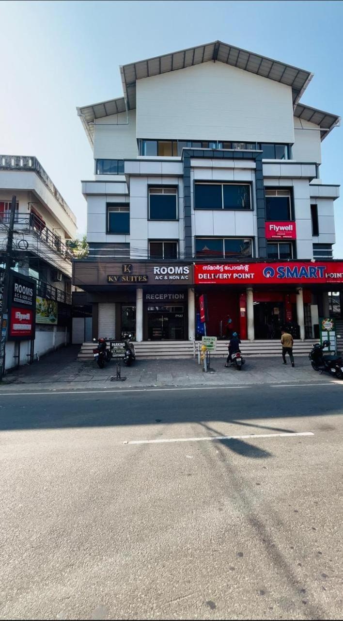 K V Suites Kochi Luaran gambar
