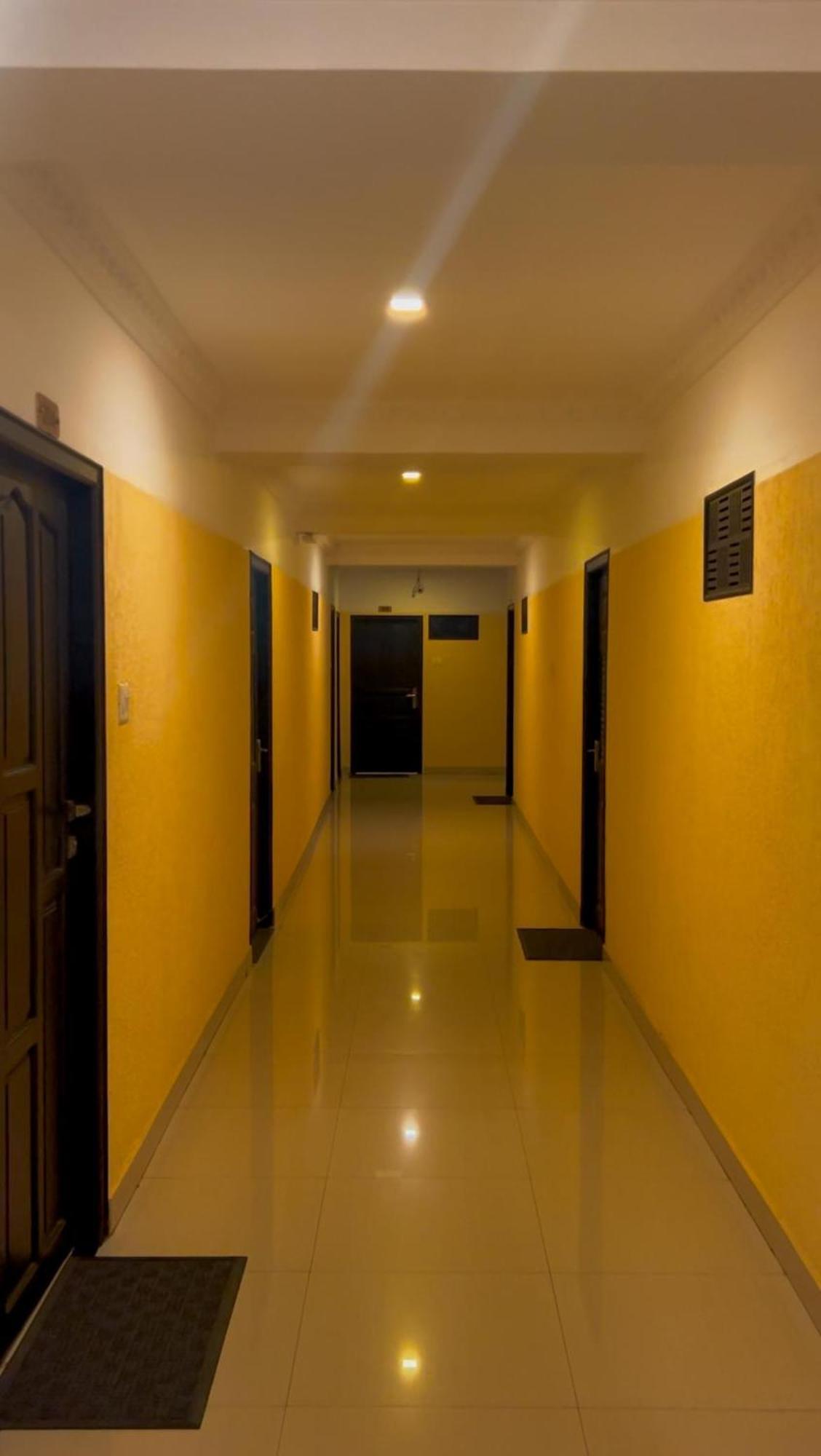 K V Suites Kochi Luaran gambar