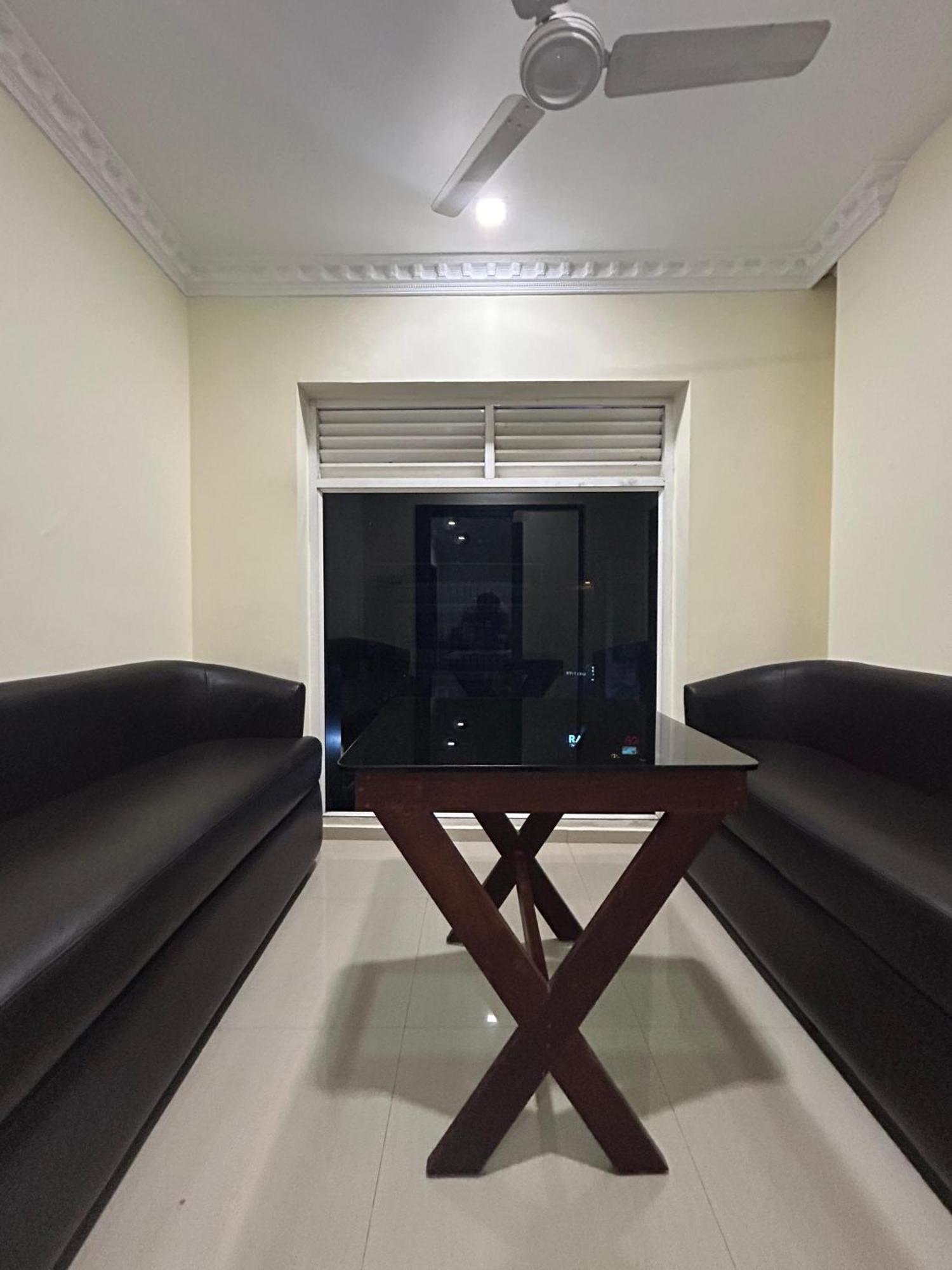K V Suites Kochi Luaran gambar