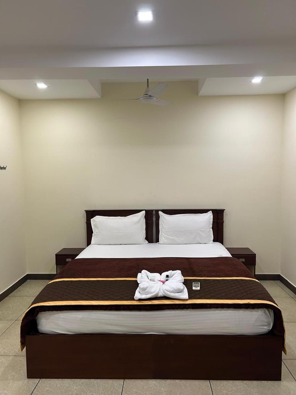 K V Suites Kochi Luaran gambar