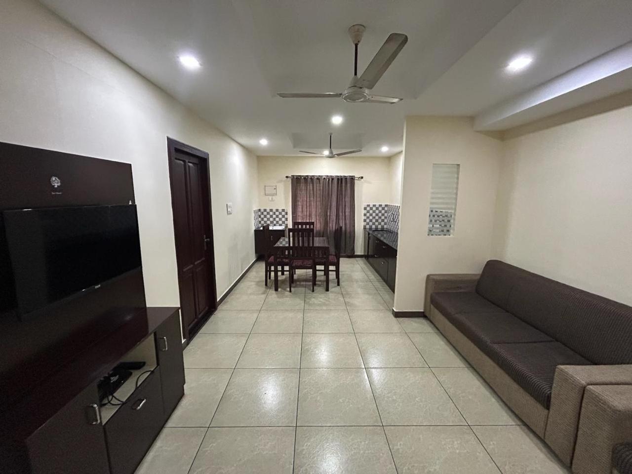 K V Suites Kochi Luaran gambar