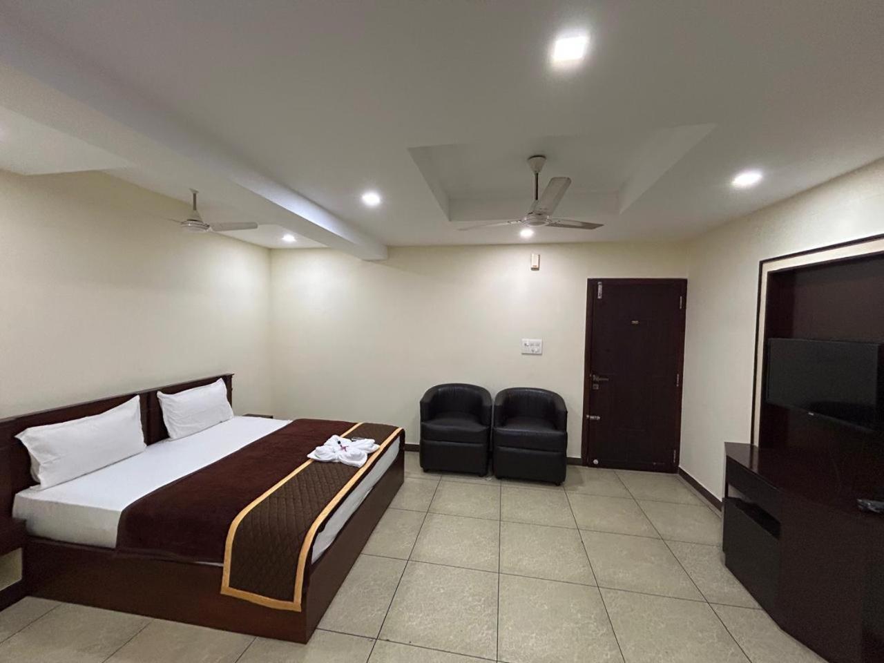 K V Suites Kochi Luaran gambar