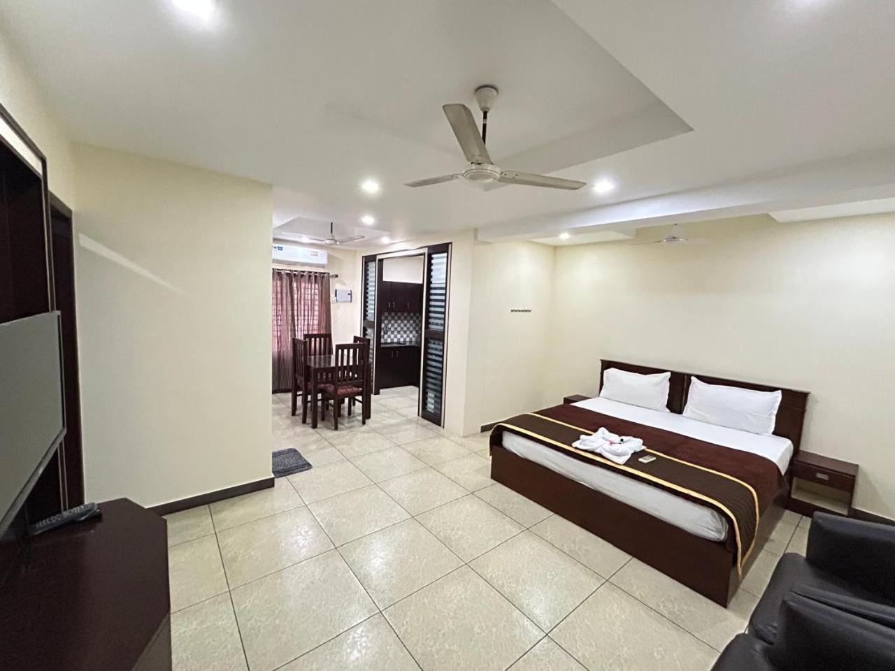 K V Suites Kochi Luaran gambar