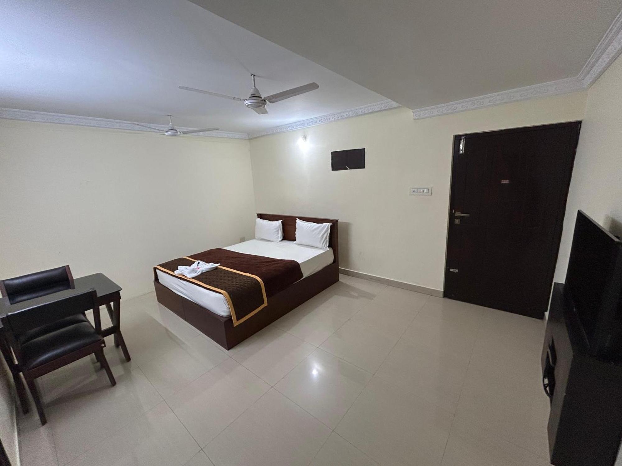 K V Suites Kochi Luaran gambar